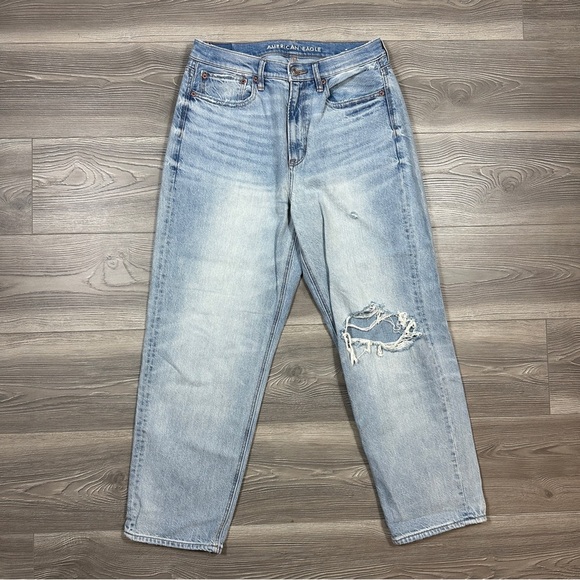 American Eagle 90s Boyfriend Jeans Distressed Light Wash Relaxed Fit Size 8 - Picture 1 of 3